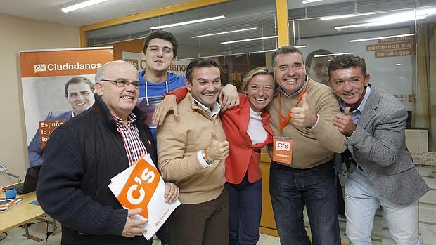 El candidato al Congreso,Marcial Gómez,es felicitado por la parlamentaria andaluza