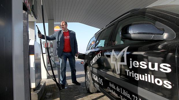 Un hombre reposta en una gasolinera de la capital