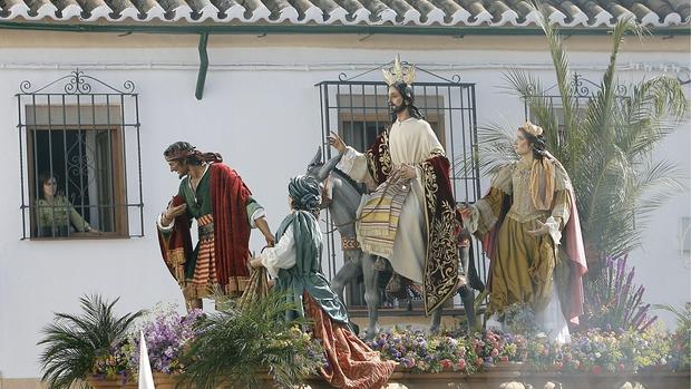 La Borriquita procesionando por las calles de Córdoba