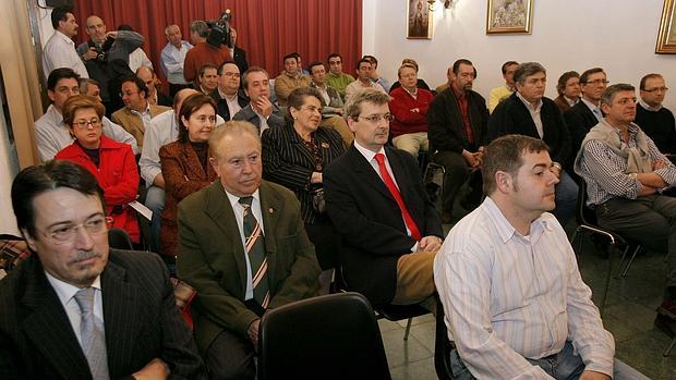 Asamablea de cofradías donde abordaron el lazo blanco