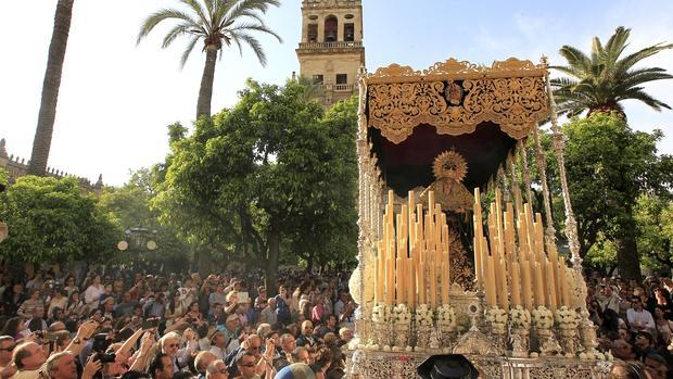 La Virgen del Dulce Nombre, en el Patio de los Naranjos un Lunes Santo