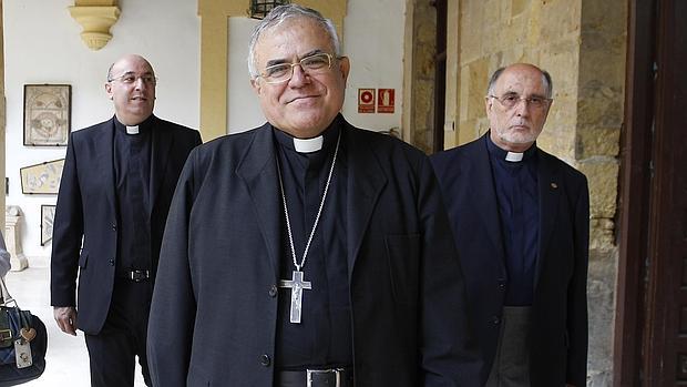 Demetrio Fernández, obispo de Córdoba, antes de entrar en una rueda de prensa en la sede de la Diócesis