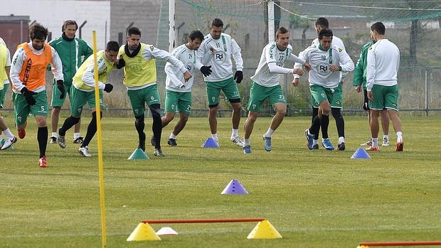 Varios jugadores del Córdoba CF trotan