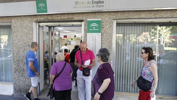 Entrada de una de las oficinas de empleo en la capital cordobesa