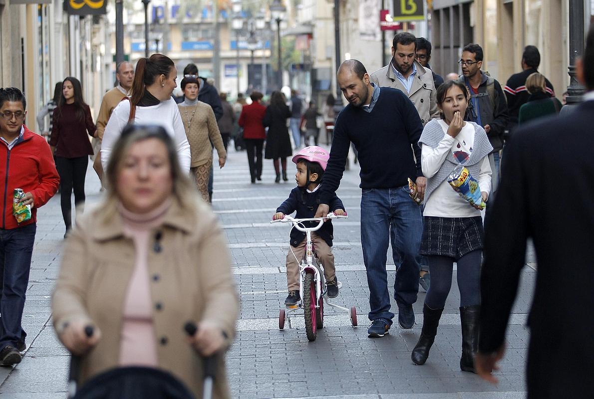 Cordobeses disfrutando de las jornadas festivas navideñas en el Centro de la capital