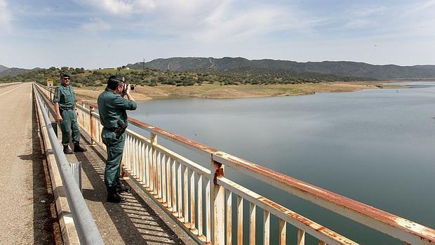 El Seprona vigila el pantano de Navallana