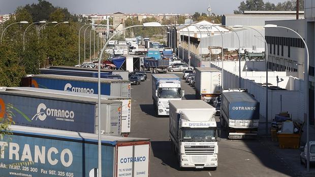 Camiones de transporte de mercancías en un polígono industrial de la ciudad
