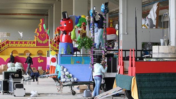 Preparativos de las carrozas que participarán