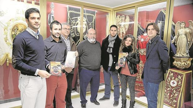 Representantes de las asociaciones, junto a miembros del Cristo de Gracia