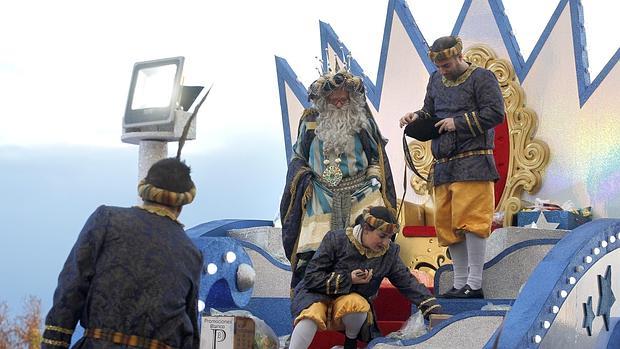 La carroza del Rey Melchor mojándose con la lluvia