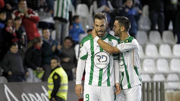 Florin felicita a Xisco por su gol ante el Mallorca