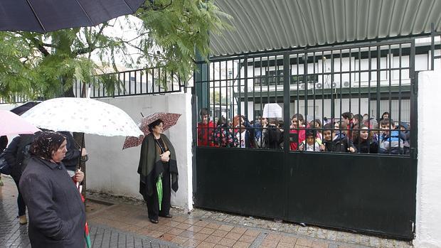 Niños a la espera de que personal del centro o algún padre abra la puerta del colegio Al-Andalus.