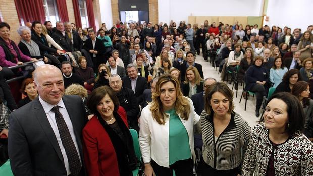 Susana Díaz junto a la consejera Sánchez Rubio y la alcaldesa de Córdoba, Isabel Ambrosio en un centro de servicios sociales