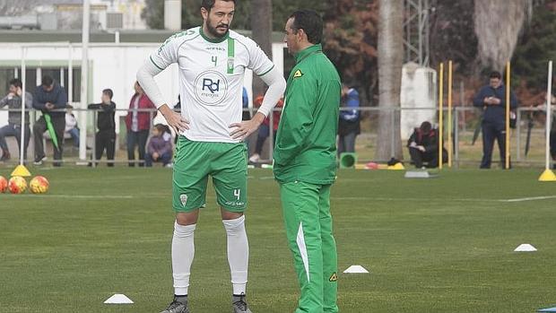 El entrenador del Córdoba dialoga con Rodas