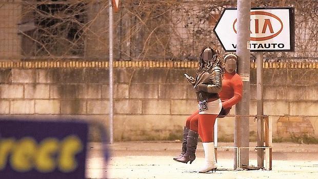 Mujeres esperando a clientes en un polígono industrial