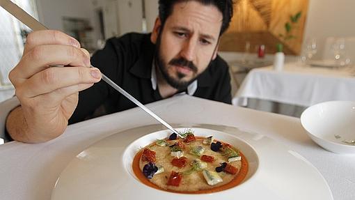 José María González Blanco preparando con mimo un salmorejo con aroma marino