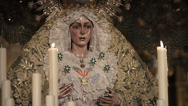 La Virgen de la Esperanza Macarena, en su paso de palio