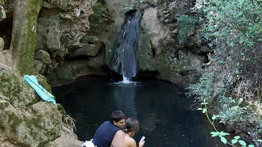 Dos jóvenes en los Baños de Popea