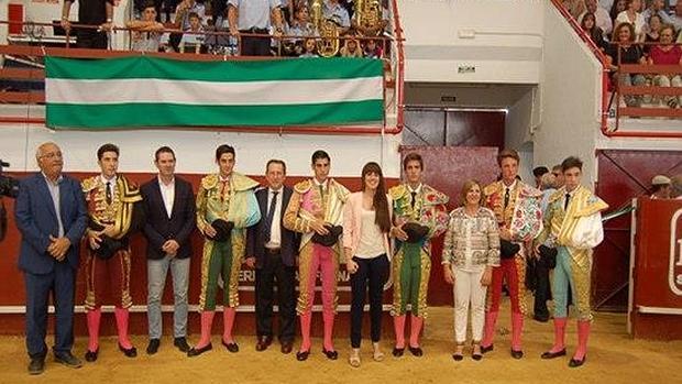 El consejero Emilio de Llera, con alumnos de escuelas taurinas en El Bosque (Cádiz)