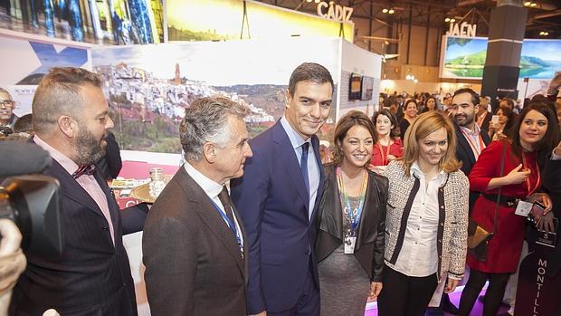 Pedro Sánchez junto a la alcaldesa, en Fitur