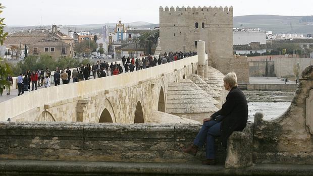 Turistas en el Puente Romano durante el puente de la Inmaculada