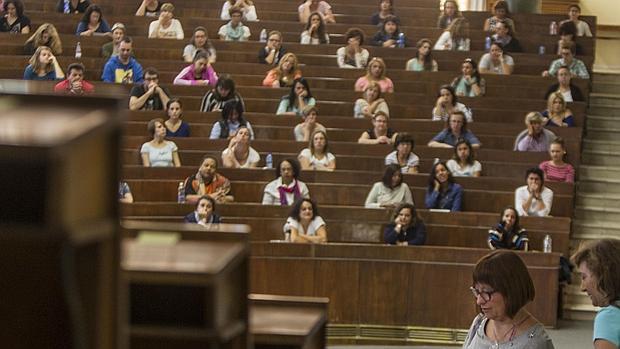 Opositores en un examen de Enfermería