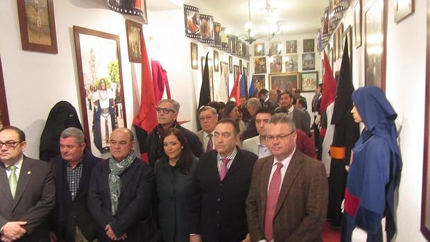 Representantes de la agrupación y del Ayuntamiento durante la inauguración