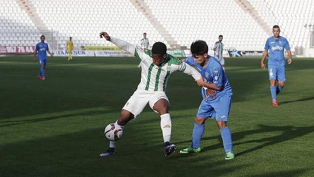 Moha, agarrado por un rival del Guadalcacín, ha marcado dos goles