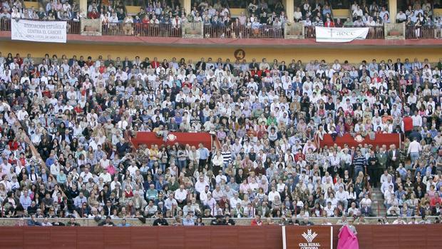 Tendidos de la plaza de toros de Córdoba repletos de aficionados