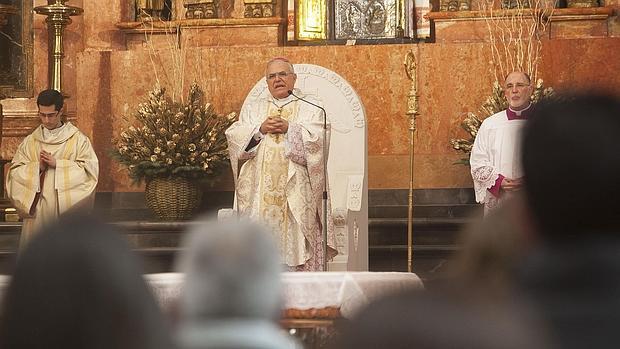 El prelado cordobés, Demetrio Fernández, en un oficio en la Catedral