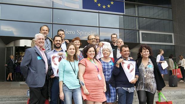 Miembros de la plataforma, junto a eurodiputados de izquierda en Bruselas