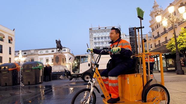 Un trabajador de Sadeco en un vehículo equipado con material de limpieza