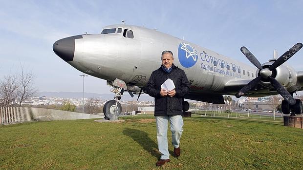 Salvador Fuentes delante del avión cultural del Balcón del Guadalquivir