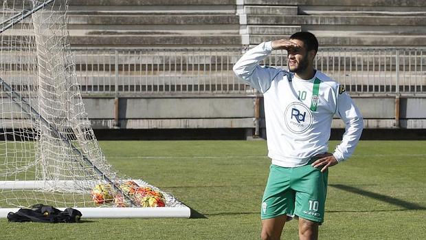 Florin Andone mira al horizonte en un entrenamiento del Córdoba CF