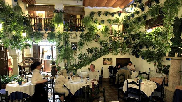 Puerta de Sevilla recrea la sensación de comer o cenar en un patio típico cordobés