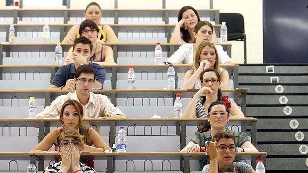 Un grupo de estudiantes en el aulario de Rabanales