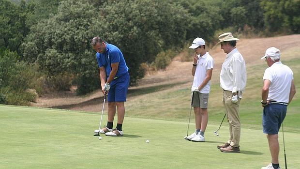 Un profesor da clases de iniciación al golf a varios jugadores