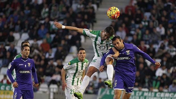 Fidel pelea un balón aéreo ante el Leganés