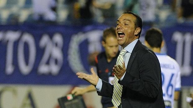 José Luis Oltra se desgañita desde la banda en el duelo ante el Leganés