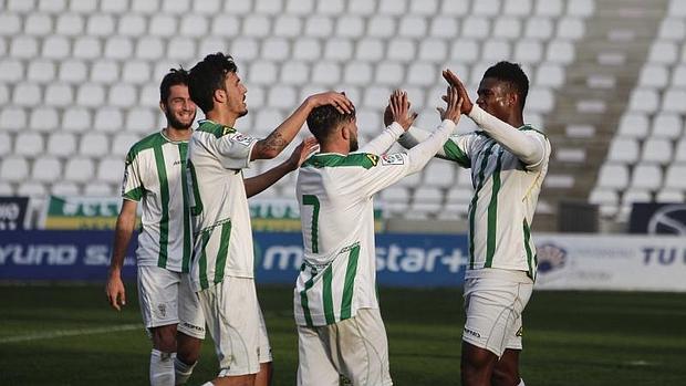 Sebas y Moha celebran un gol