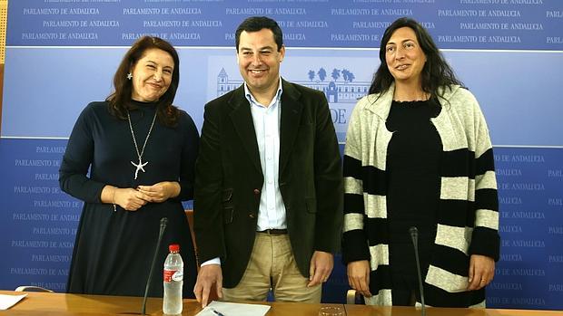 Juanma Moreno, junto a Dolores López y Carmen Crespo