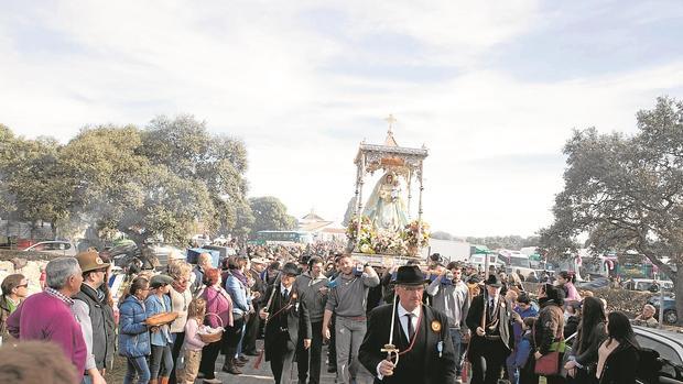 El cortejo que acompañó a la Virgen de Luna, ayer