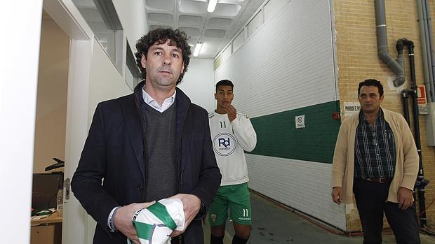 Emilio Vega, director deportivo del Córdoba CF, ayer, en el estadio