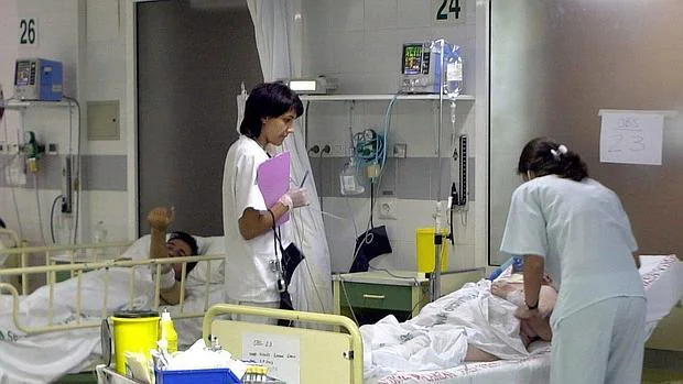 Una enfermera atiende a un paciente hospitalizado