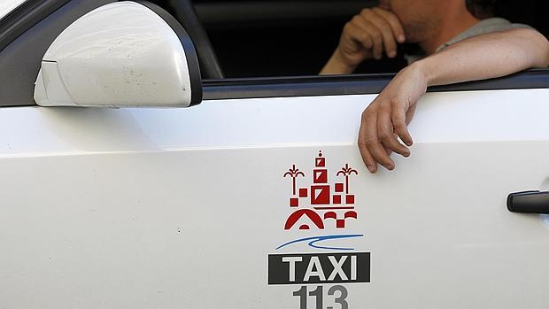 Un taxista espera clientes en una parada