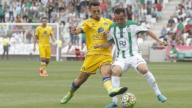 López Silva protege el balón en el partido ante el Alcorcón de la primera vuelta