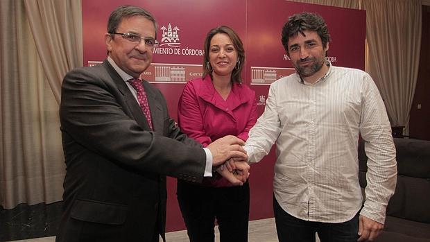 El director general de Cajasur, la alcaldesa y el edil de Servicios Sociales, hoy tras la firma del acuerdo