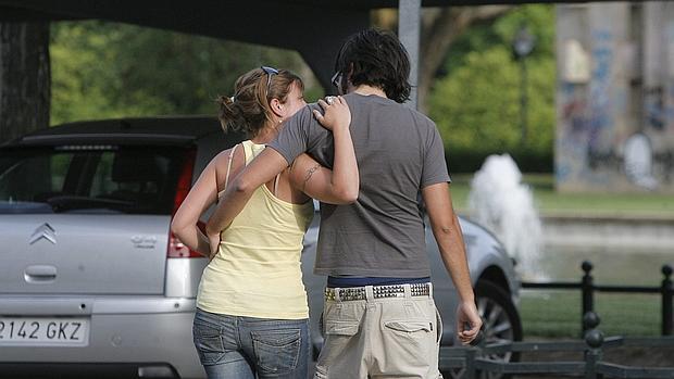 Una pareja de jóvenes paseando por la calle