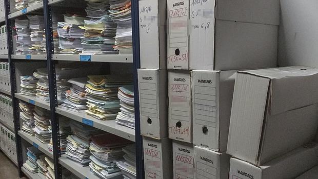 Estanterías y archivadores repletos de documentos en un Juzgado