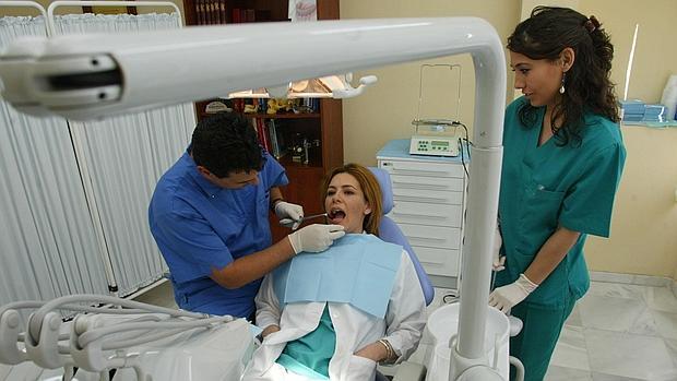 El Colegio de Dentistas quiere que sean profesionales y no comerciales quienes lleven las clínicas